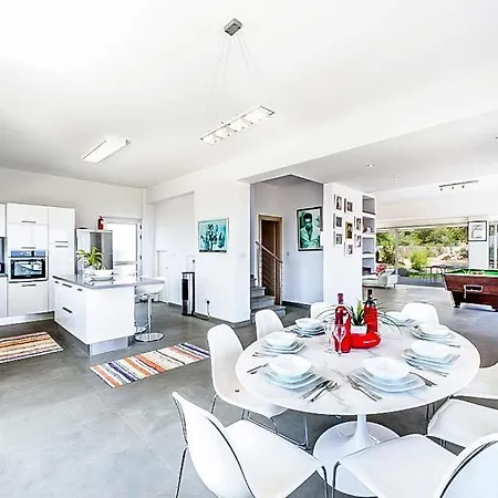 Sleeps 8 With Pool Air Con And Wifi Βίλα Πρωταράς