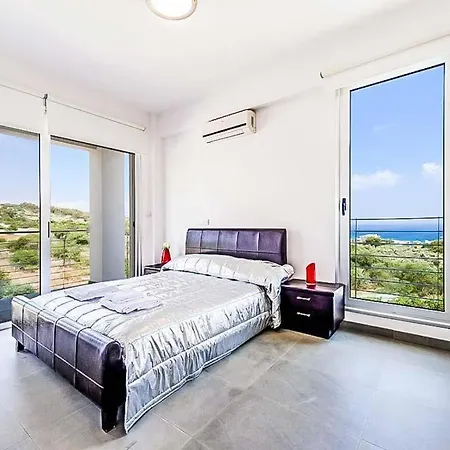 Sleeps 8 With Pool Air Con And Wifi