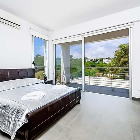 Βίλα Sleeps 8 With Pool Air Con And Wifi