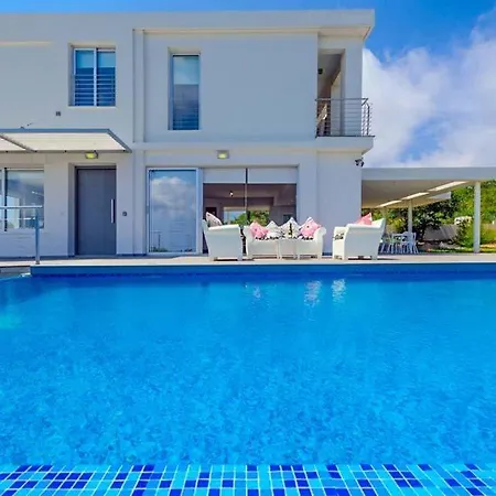 Sleeps 8 With Pool Air Con And Wifi