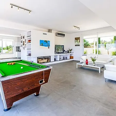 Sleeps 8 With Pool Air Con And Wifi Villa *